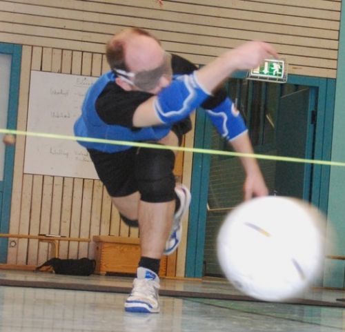 Torball player throwing the ball